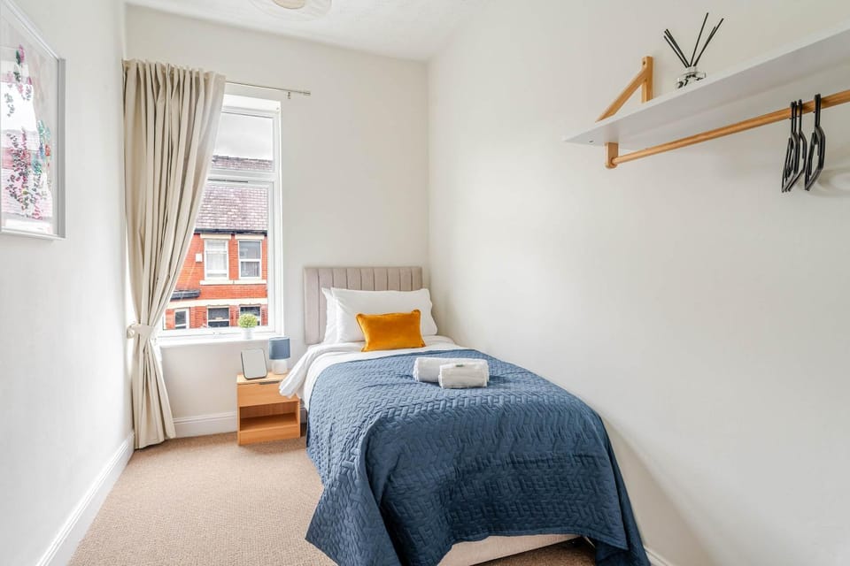 3BR Home with Games Room Salford Sleeps 7 House in Salford