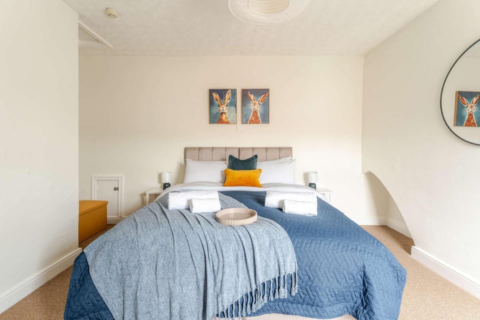 4BR Home with Games Room Salford Sleeps 7 House in Salford