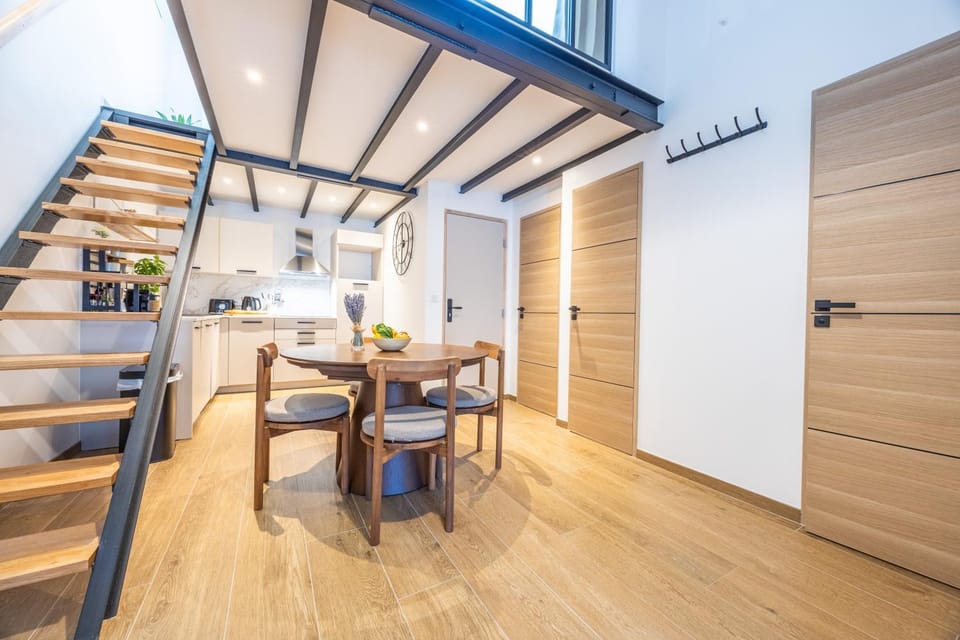 Kitchen or kitchenette, Dining area