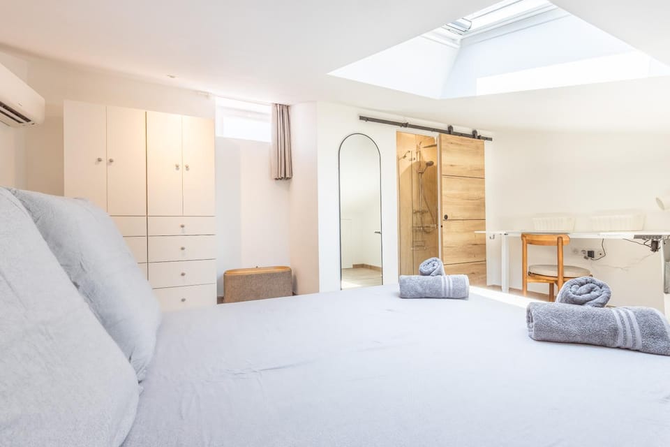 Bed, Photo of the whole room, Seating area, Bedroom, towels, wardrobe