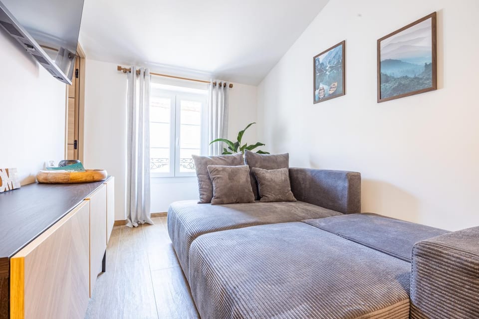 Bed, Living room