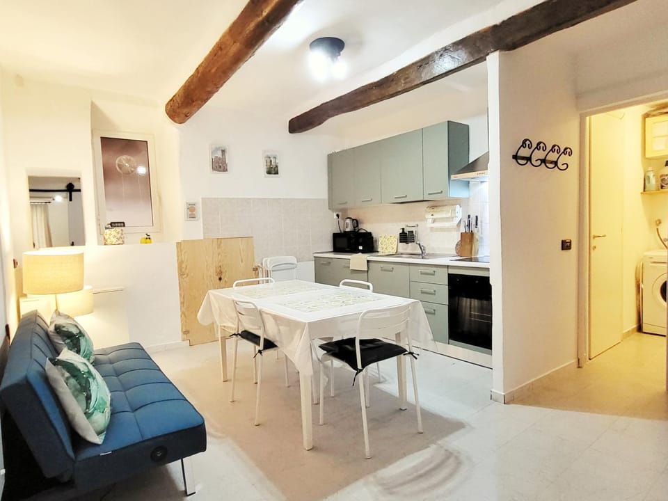 Kitchen or kitchenette, Living room, Seating area, Dining area, oven, stove