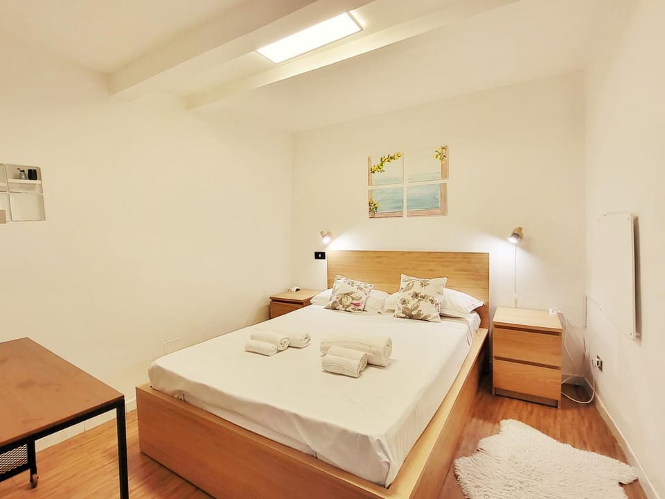 Bed, Photo of the whole room, Bedroom, towels