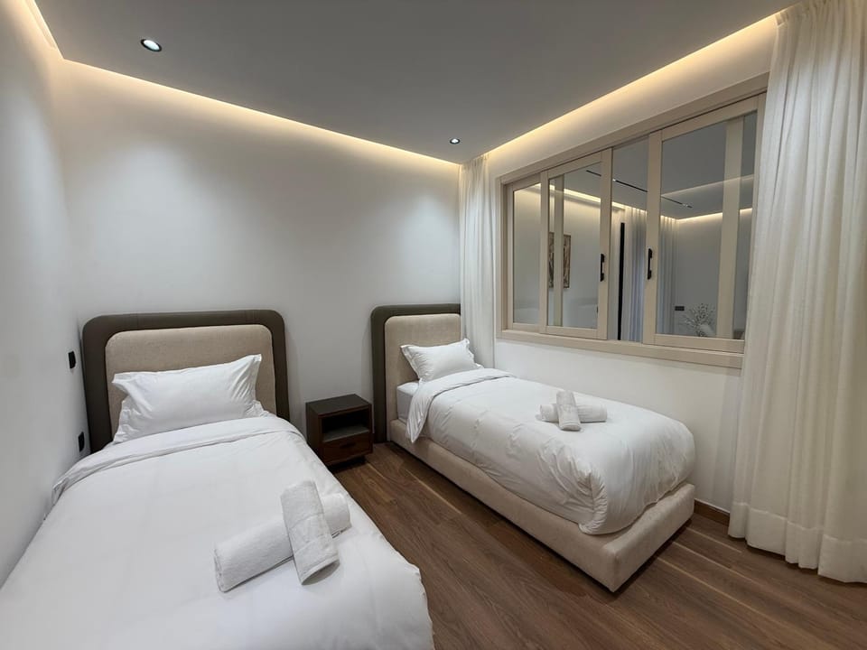 Bed, Bedroom, towels