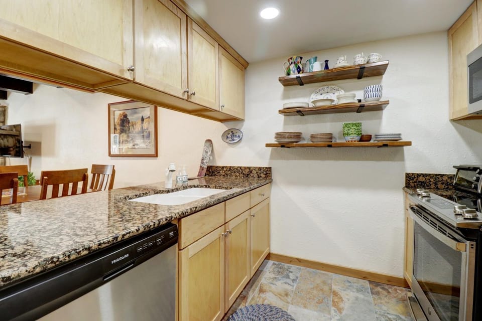 PG G-6 Peregrine 2Br 2Ba Apartment in Summit County