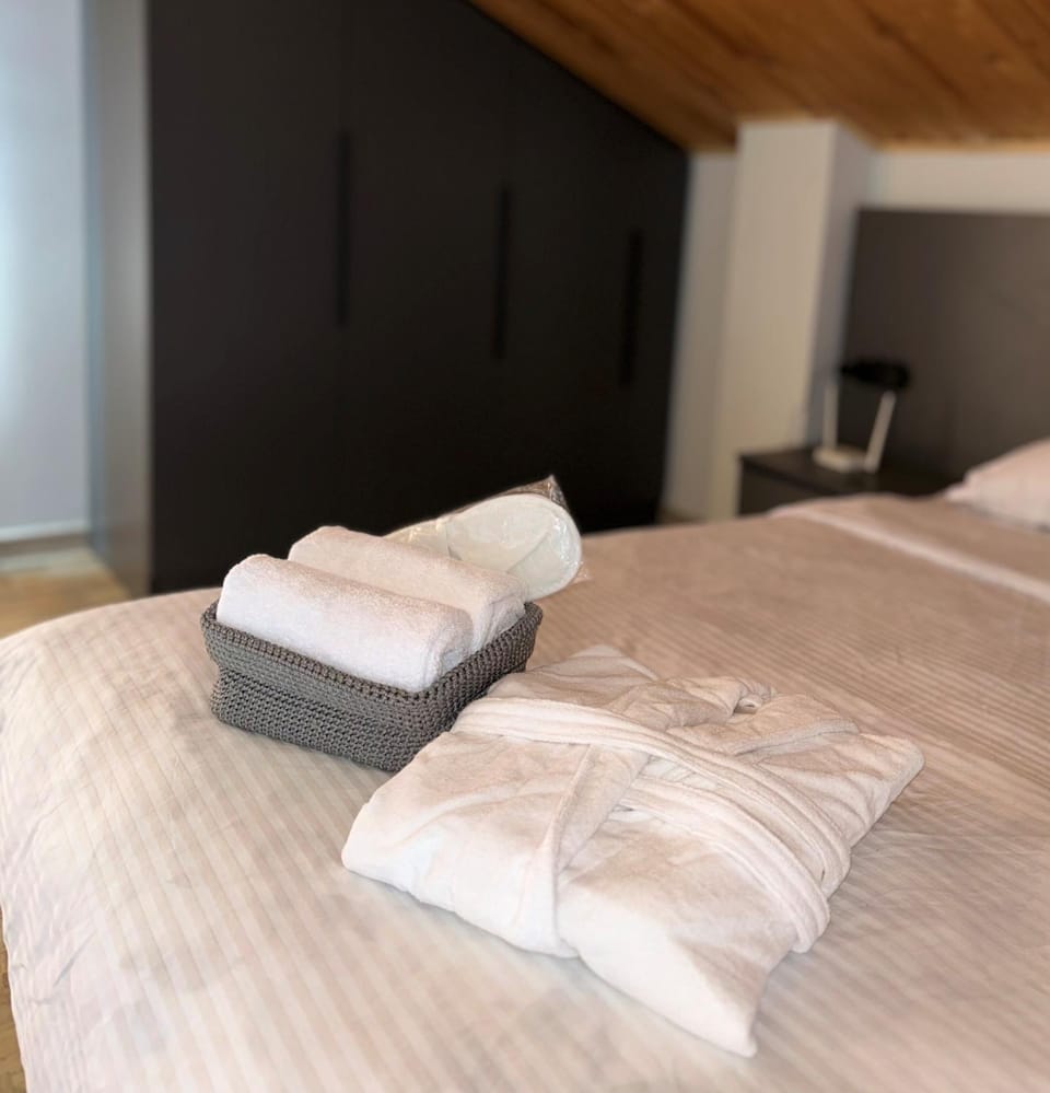 Bed, Bedroom, towels