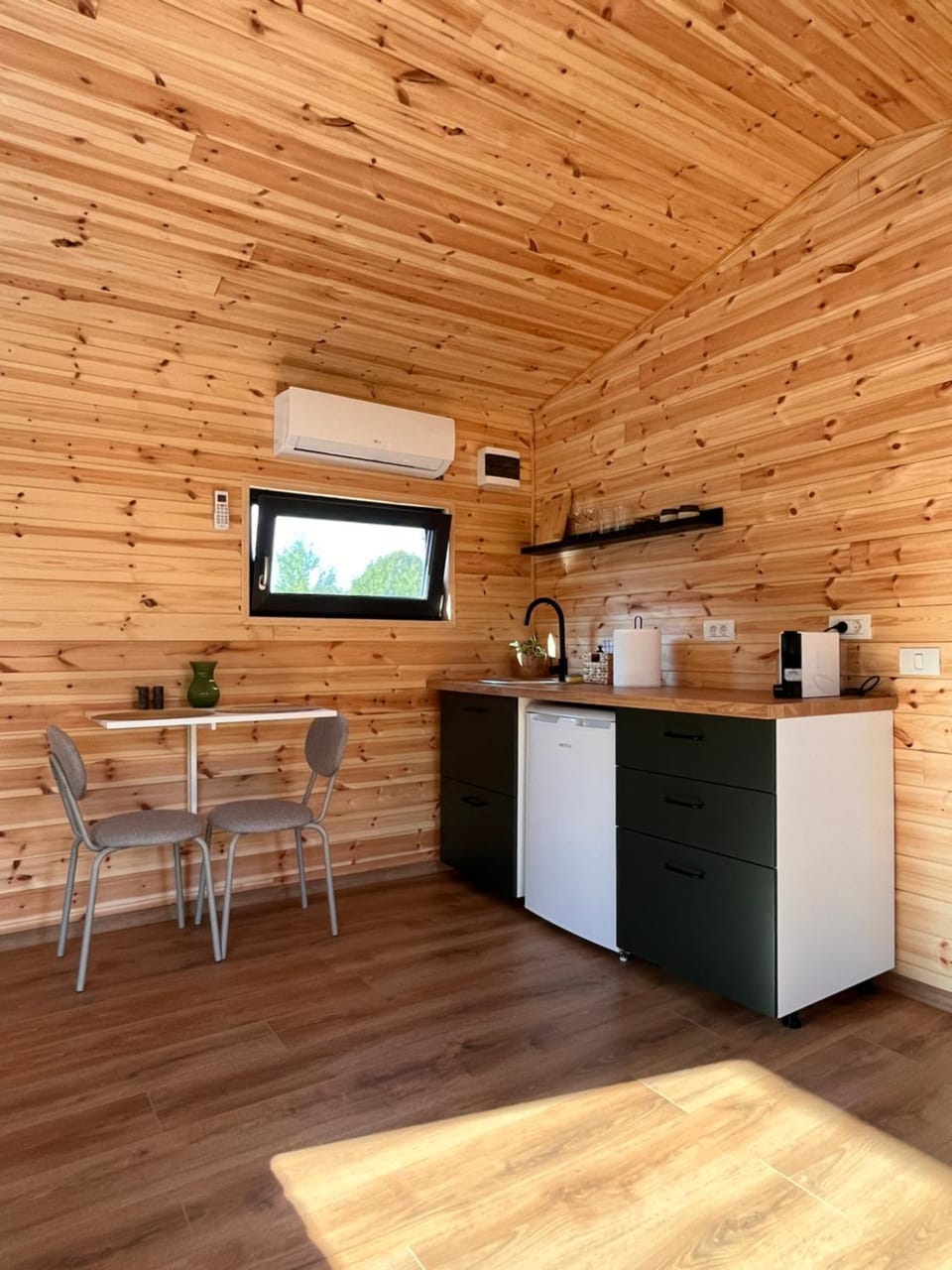Coffee/tea facilities, Kitchen or kitchenette, Dining area