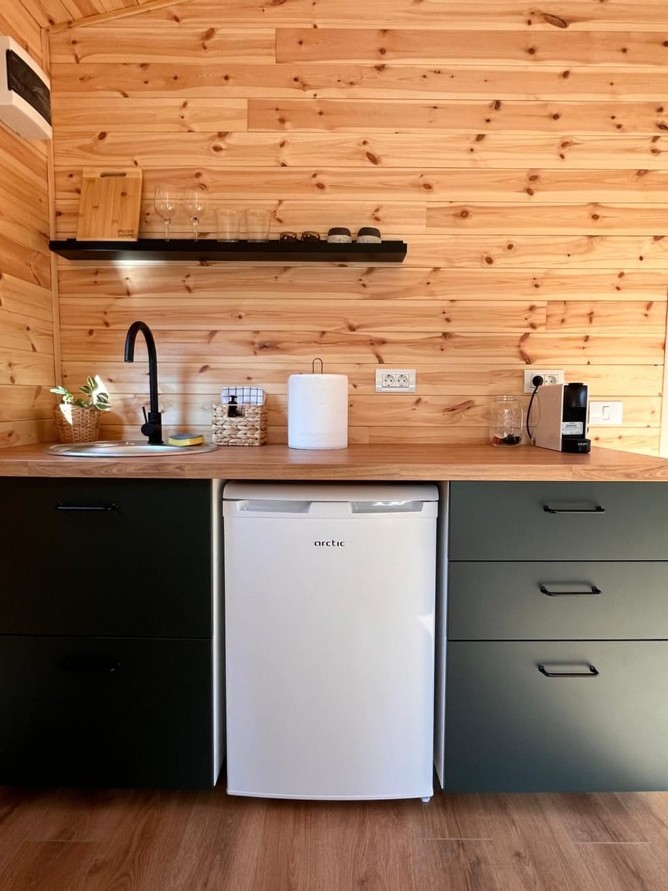 Coffee/tea facilities, Kitchen or kitchenette, stove