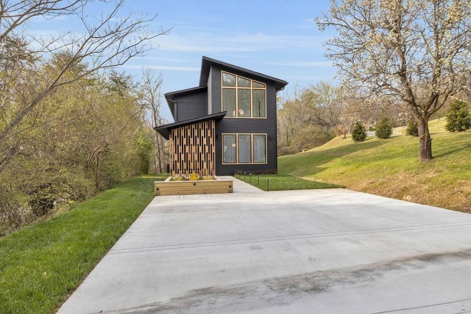 Chattanooga Modern Luxury that Sleeps 10 with 2 King Beds Villa in Chattanooga