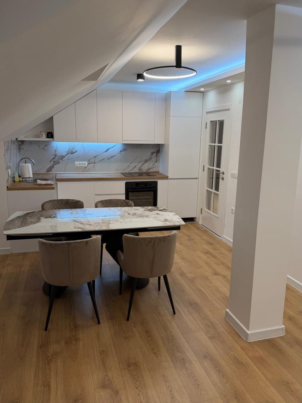 Kitchen or kitchenette, Dining area