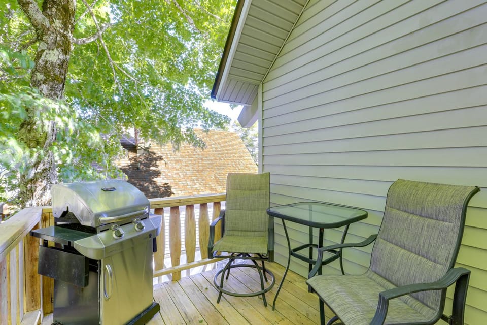 Decks, Mtn Views & Large Yard! Close to Slopes House in Beech Mountain