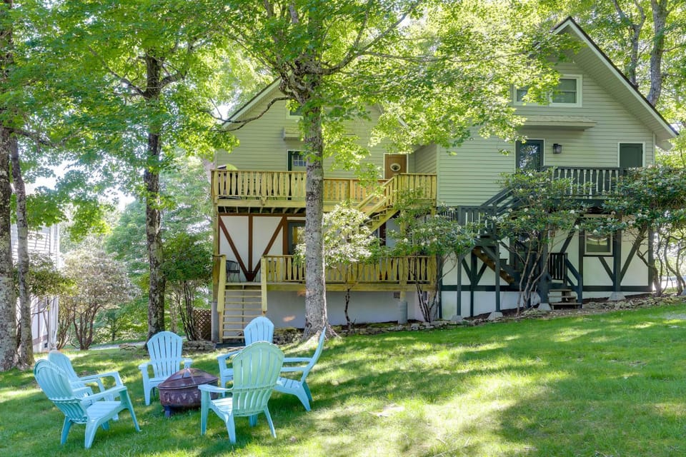 Decks, Mtn Views & Large Yard! Close to Slopes House in Beech Mountain