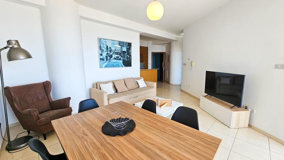 TV and multimedia, Living room, Seating area, Dining area, Evening entertainment