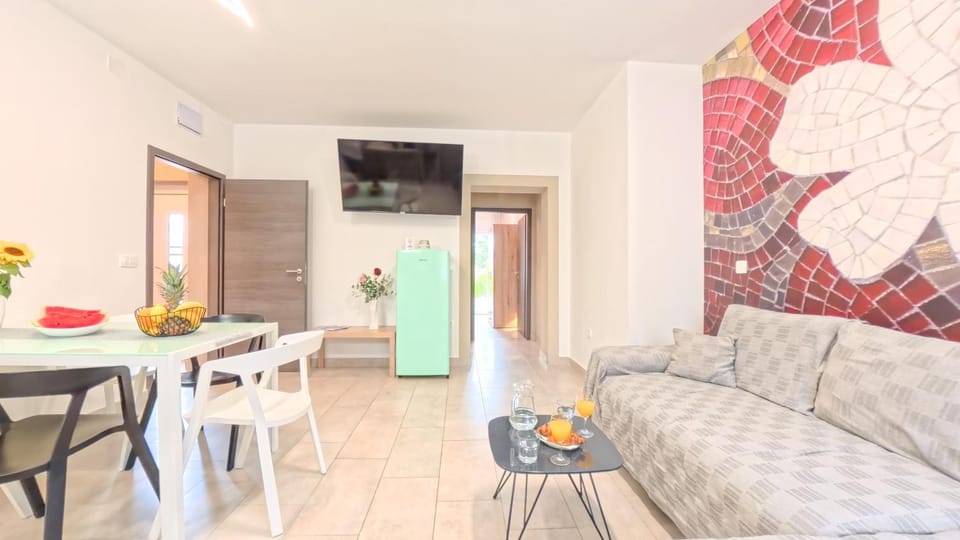 TV and multimedia, Kitchen or kitchenette, Living room, Seating area, Dining area