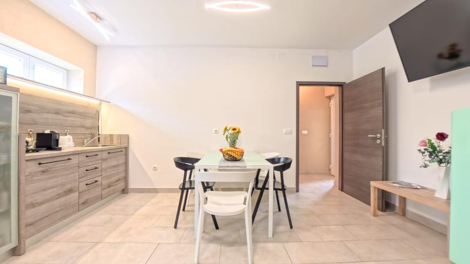 TV and multimedia, Kitchen or kitchenette, Living room, Seating area