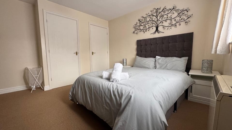 Bed, Bedroom, towels