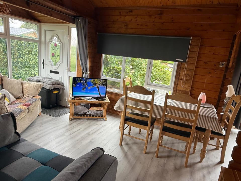 TV and multimedia, Seating area, Dining area
