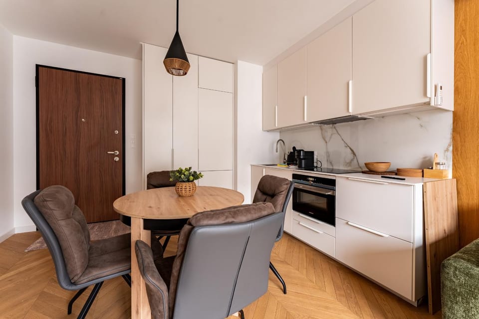 Kitchen or kitchenette, Dining area