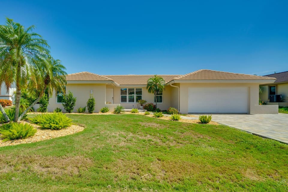 Canal-Front Home w/ Dock & Sunroom in Punta Gorda! House in Punta Gorda