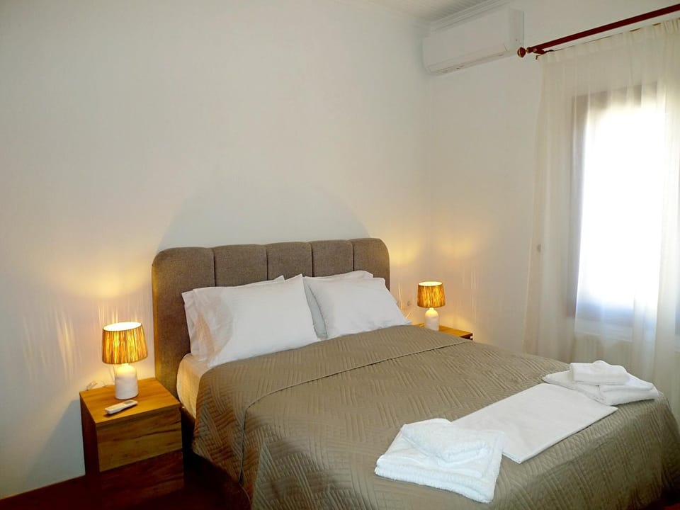 Bed, Photo of the whole room, Bedroom, towels, air conditioner