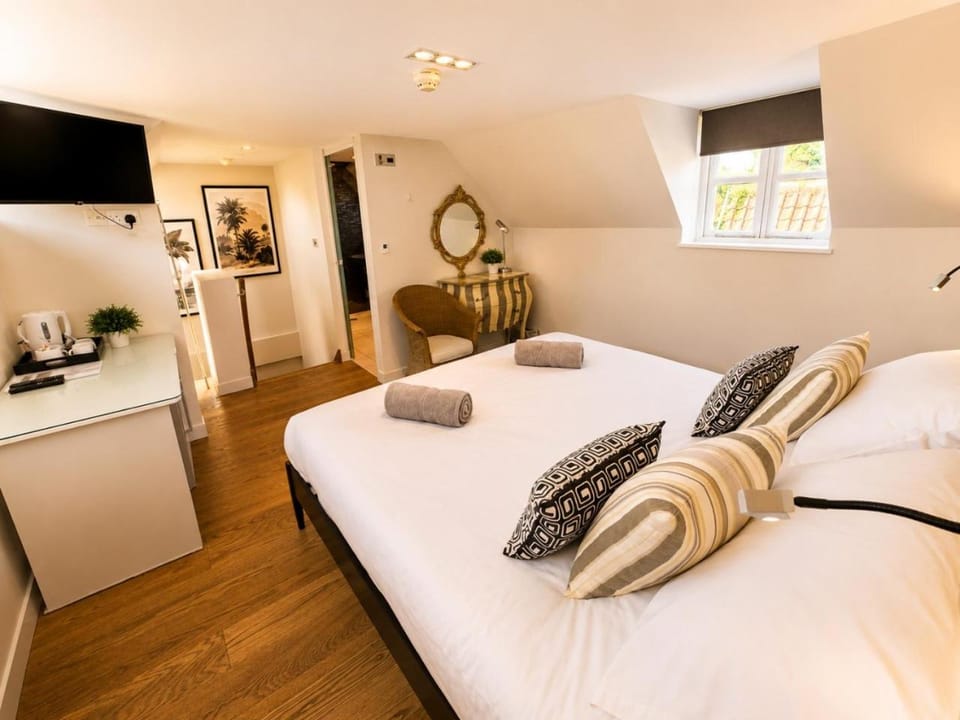 Bed, Bedroom, towels