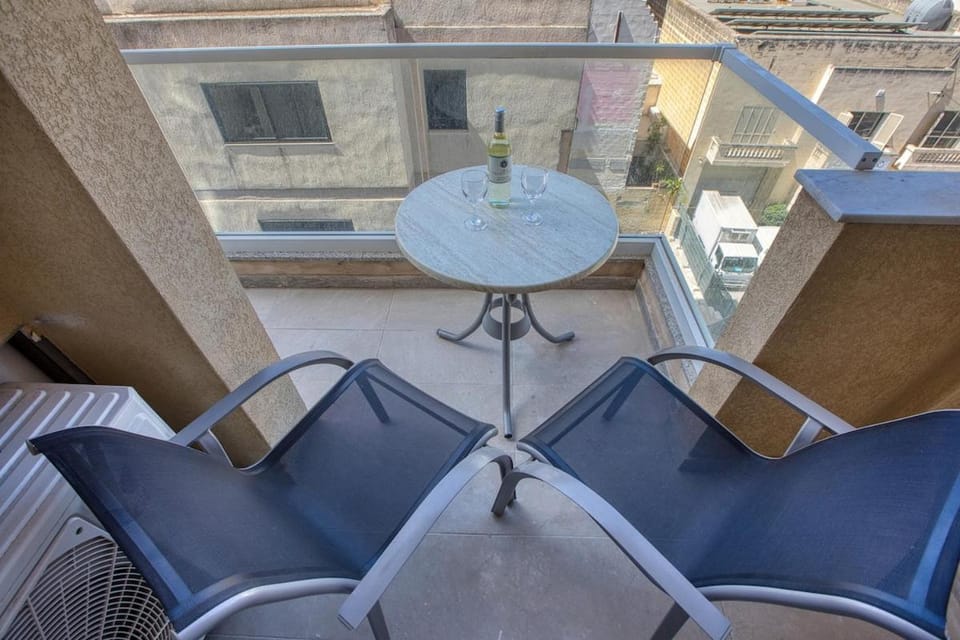 Gzira 2BR Apartment Top Floor Views Apartment in Sliema