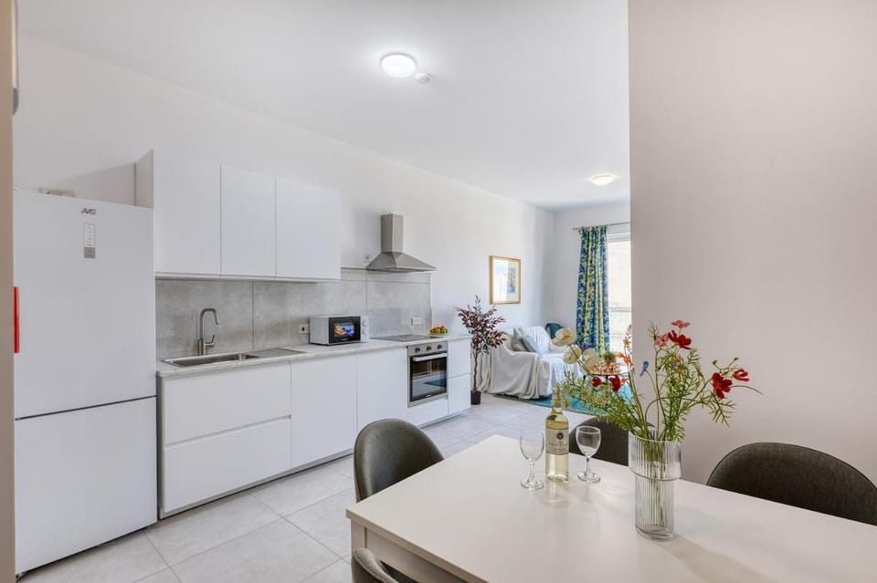 Gzira 2BR Apartment Top Floor Views Apartment in Sliema
