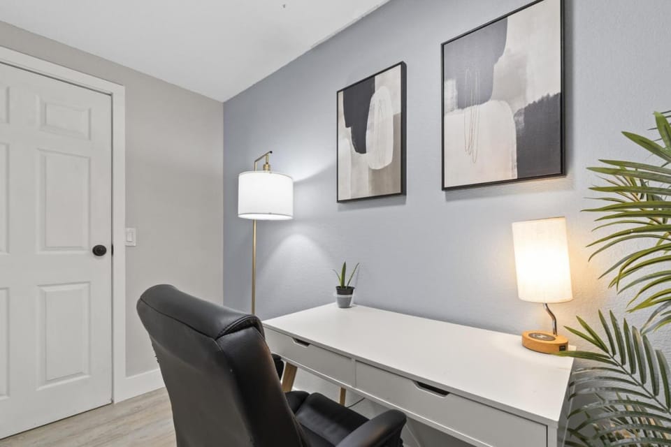 15 Mins to Ft Moore WFH Space Apartment in Columbus