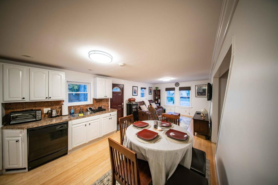 Affordable Stay Near SPAC and Saratoga Track House in Saratoga Springs