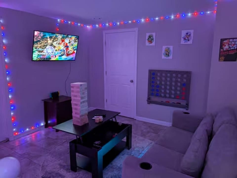 Walk to DT Toga Game Room Hot Tub EV Charger Apartment in Saratoga Springs