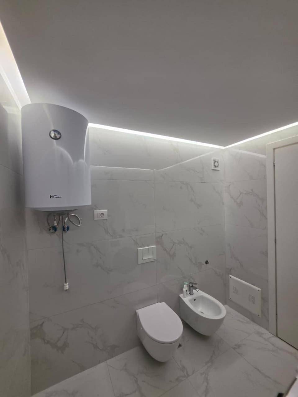 Luxury Seaside Escape 1 - Free Private Parking Apartment in Tirana County, Albania