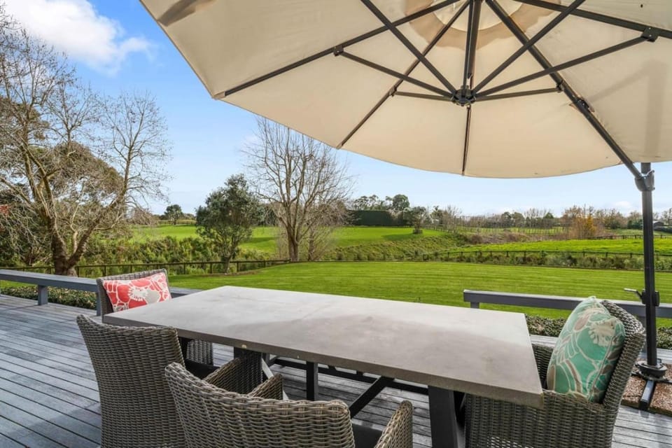 Bergenhus Oasis - Trampoline, Playhouse - BBQ House in Waikato