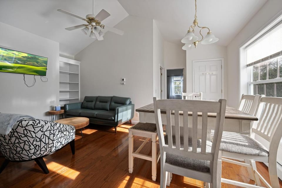 Cozy Upstairs Apt Walk to DT Toga EV Charger Apartment in Saratoga Springs