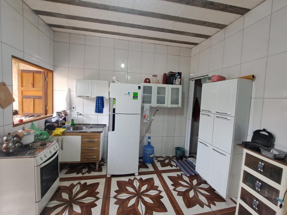 Coffee/tea facilities, Kitchen or kitchenette, Dining area, stove, toaster