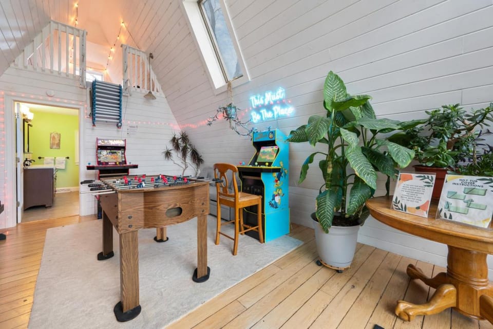 Hot Tub + Sauna | Arcade | Pickle Ball+Basketball House in Saratoga