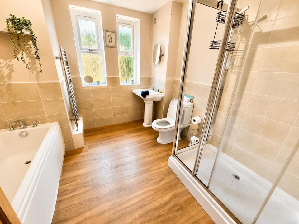 Coastal Stay with Garden and Parking - Two Bedroom - Close to Beach Apartment in Poole