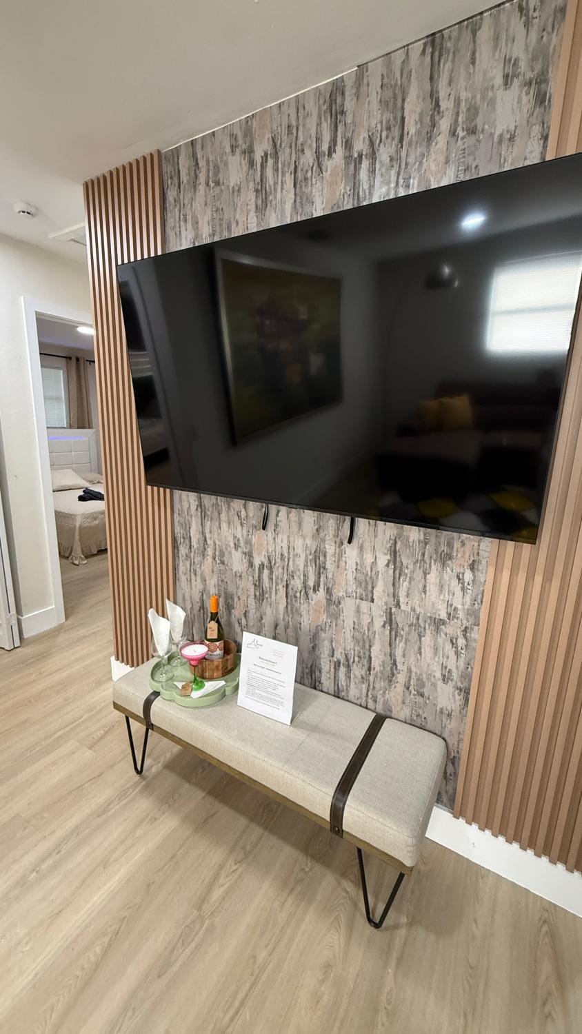TV and multimedia, Living room, Seating area, Evening entertainment