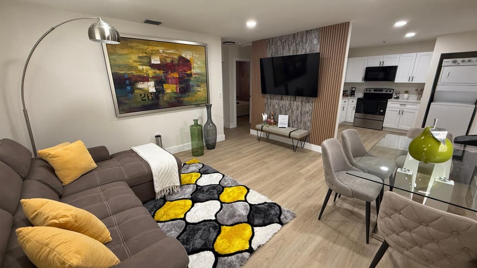 Communal lounge/ TV room, TV and multimedia, Kitchen or kitchenette, Living room, Seating area, Dining area, Evening entertainment, oven