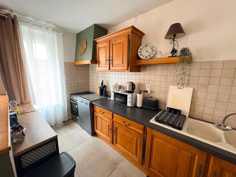 Coffee/tea facilities, Kitchen or kitchenette, dishwasher, stove, toaster