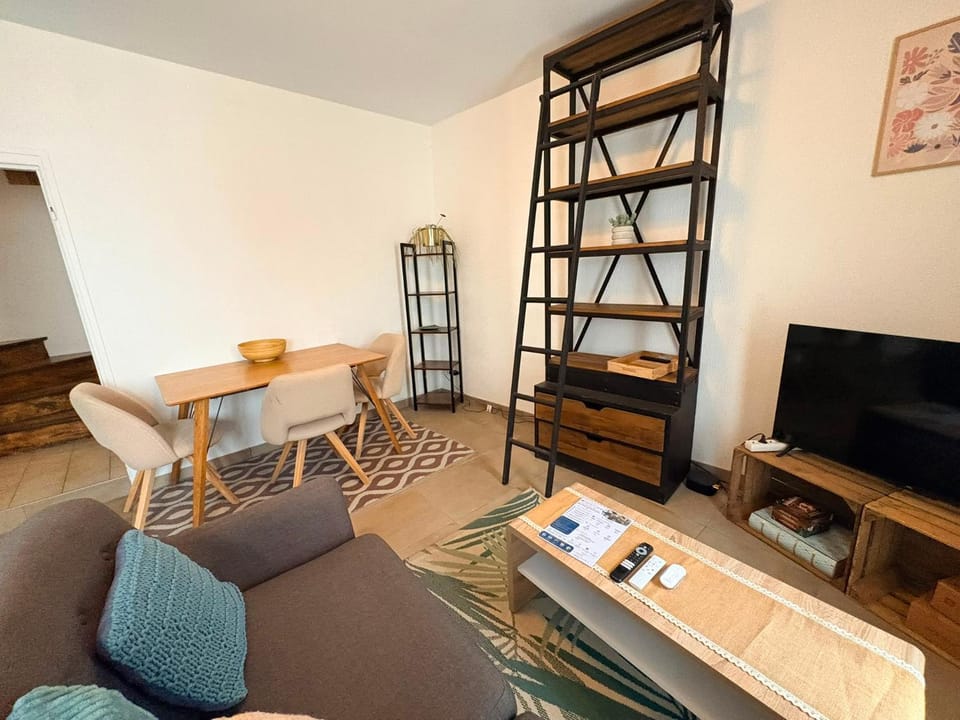 Communal lounge/ TV room, Library, TV and multimedia, Living room, Seating area, Dining area