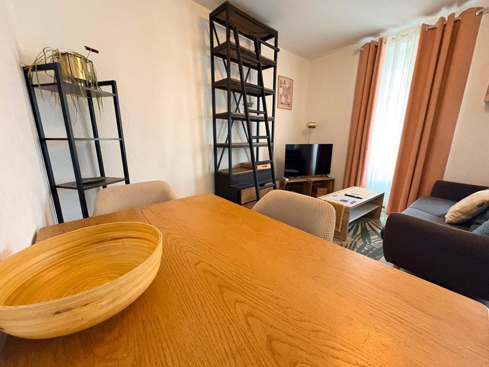 Communal lounge/ TV room, Library, TV and multimedia, Living room, Seating area