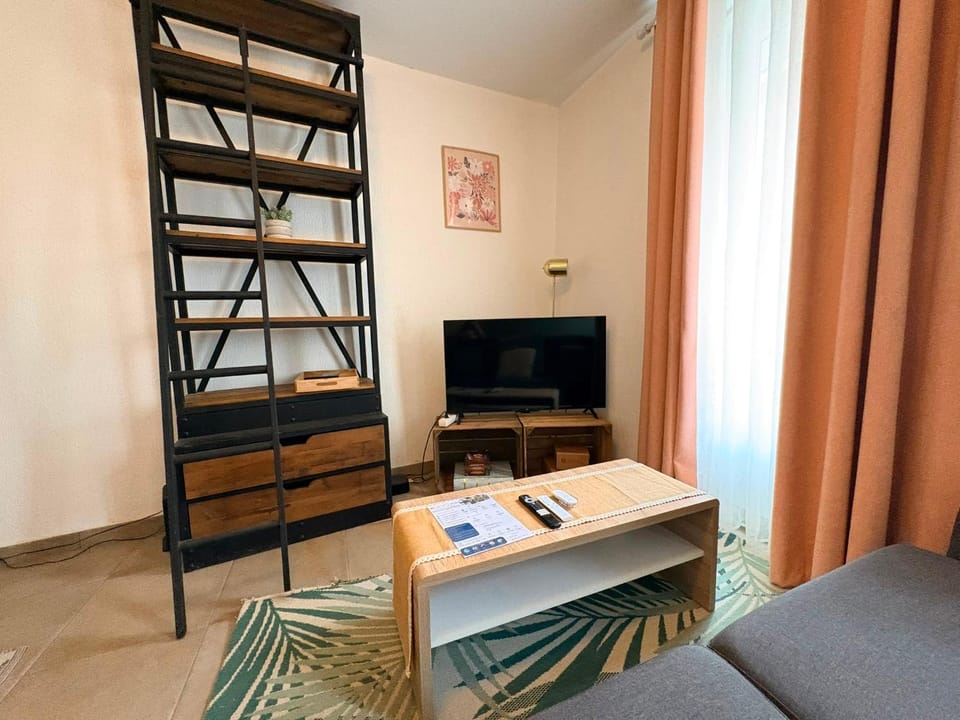Communal lounge/ TV room, Library, TV and multimedia, Living room