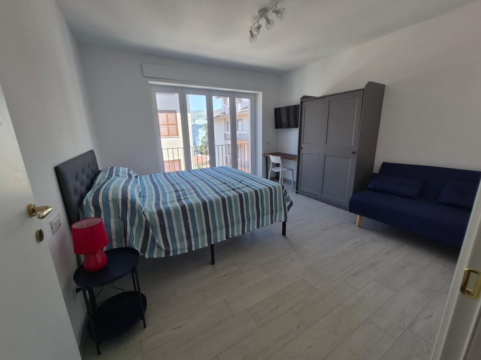 Bed, TV and multimedia, Photo of the whole room, Bedroom, wardrobe