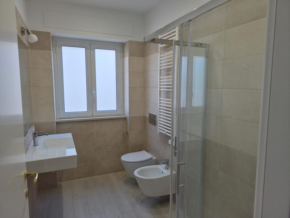 Shower, Toilet, Bathroom, bidet, towels