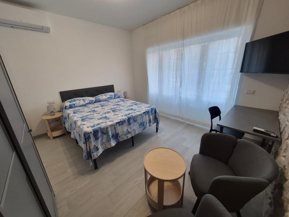 Bed, TV and multimedia, Bedroom