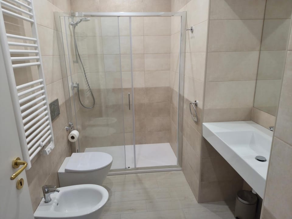 Shower, Toilet, Bathroom, bidet, towels