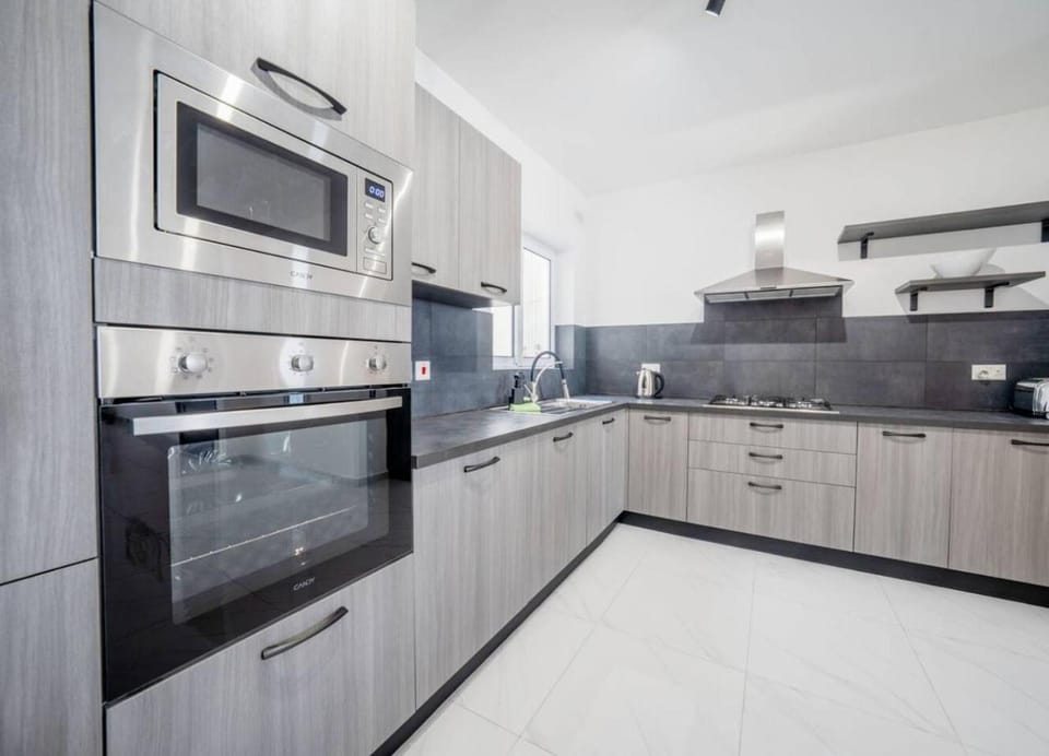 Kitchen or kitchenette, microwave, stove