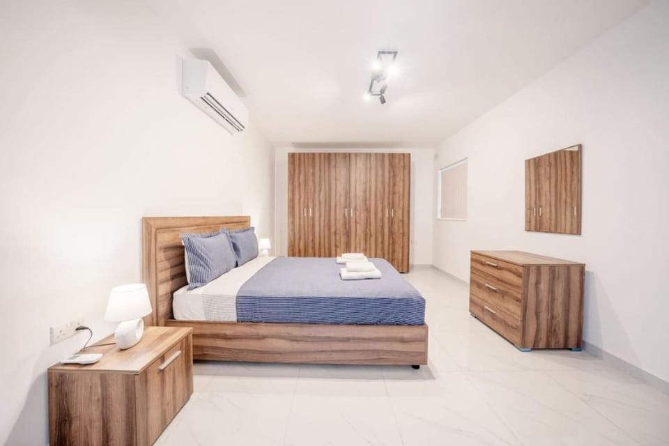 Bed, Photo of the whole room, Bedroom, towels, air conditioner