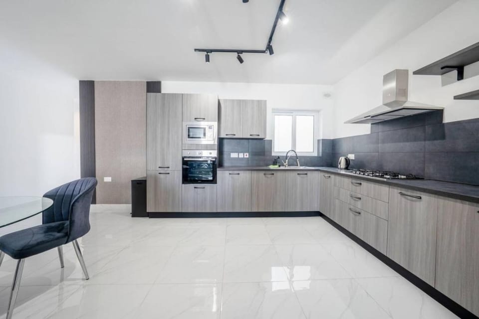 Kitchen or kitchenette, microwave, oven, stove