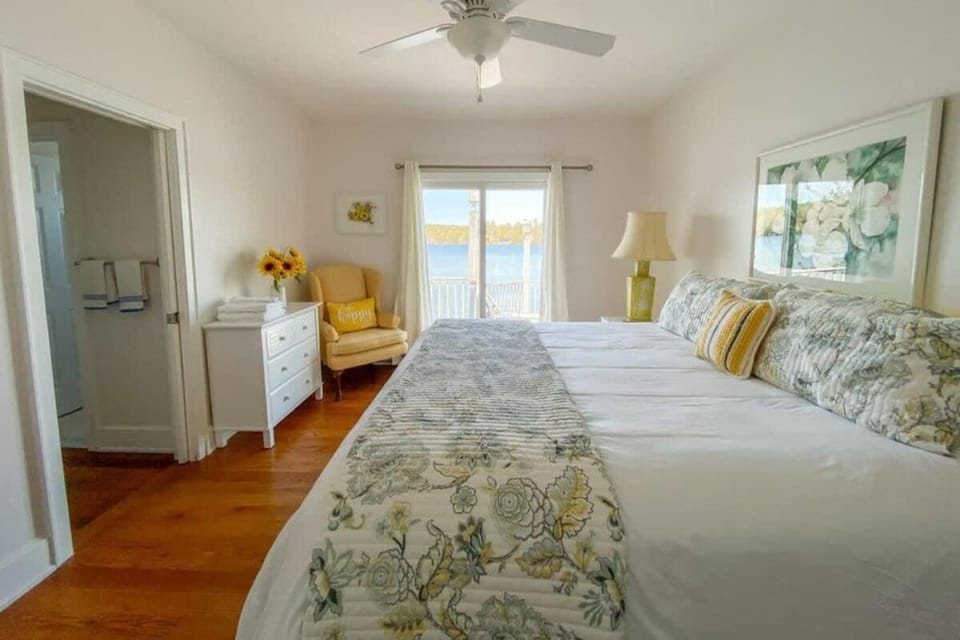 The Homestead Full - Lakefront Fun - Sleeps 28 House in Kauneonga Lake